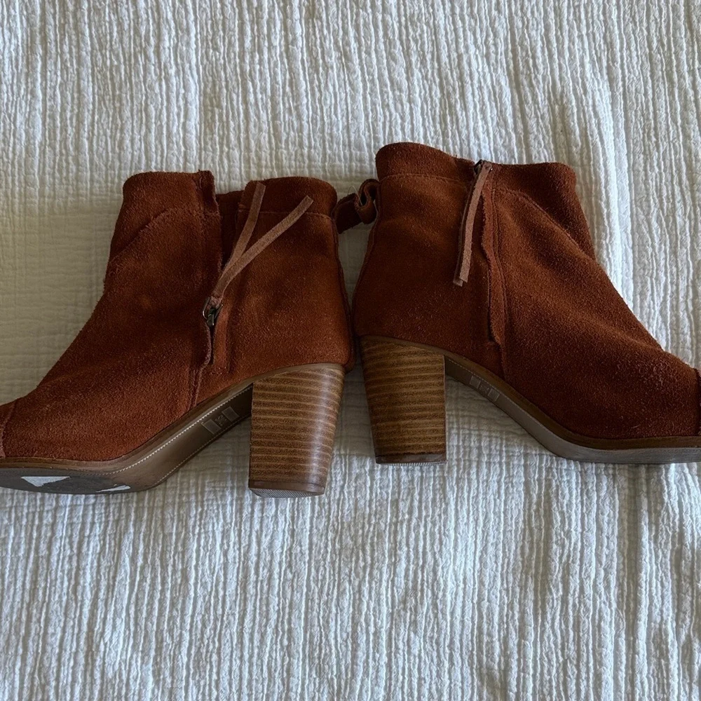 Toms Rust Suede Ankle Boots / 8.5